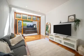 Stylish Glebe Fish Markets House | Parking & A/C - Image 2