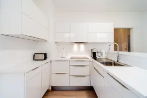 Spacious 3-room city apartment for 8 with parking - Image 3
