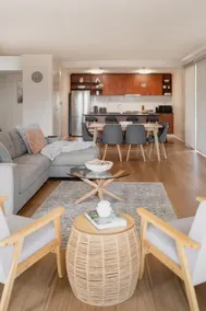Bright & spacious 3 br townhouse CBD location - Image 3