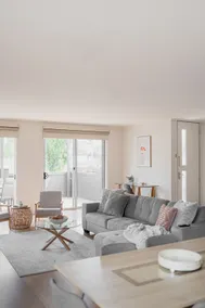 Bright & spacious 3 br townhouse CBD location - Image 2