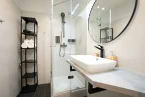 Brand new! Selfcheck-in, King size bed, free Wi-Fi - Image 3