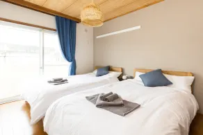 7 minutes from the station, parking available, 1 minute to a convenience store, maximum 21 guests, 57 ㎡ - 6 people, 54 ㎡ - 6 people, 45 ㎡ - 5 people. - Image 3