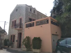Townhouse with a patio - Image 2