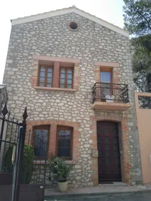 Townhouse with a patio - Image 4