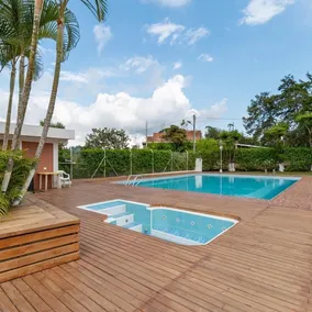 Hotel with a swimming pool and a shared Jacuzzi - Image 5