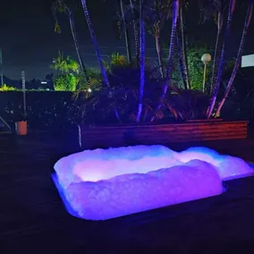 Hotel with a swimming pool and a shared Jacuzzi - Image 3