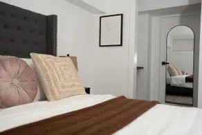 Modern 1BR Suite with Free Onsite Parking - Image 5
