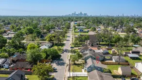 3BR Retreat • Mins to Downtown & Train to NRG - Image 3