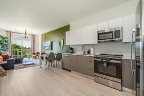 Lux 2BR Apt|free parking|mins from beach/Rock - Image 2