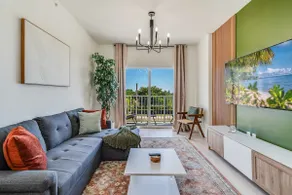 Lux 2BR Apt|free parking|mins from beach/Rock - Image 2