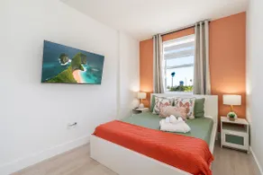 Lux 2BR Apt|free parking|mins from beach/Rock - Image 3
