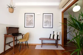 Very centrally located, with parking included - Image 5