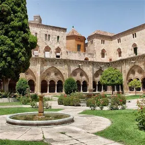Very centrally located, with parking included - Image 3