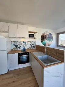 Charming accommodation with balcony, pool and bicycles - Image 4