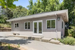 Miro Grove Guesthouse– Stylish 1BR w/ King Bed AC - Image 4