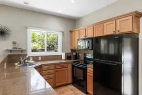 Miro Grove Guesthouse– Stylish 1BR w/ King Bed AC - Image 2