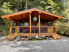 Cozy Corner Cottage, fully covered large deck. - Image 2