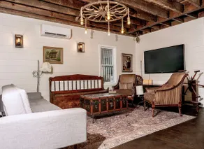 Luxury Historic Carriage House - Image 4