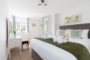 Tranquil Home on Leckhampton Hill with EV Charger - Image 2