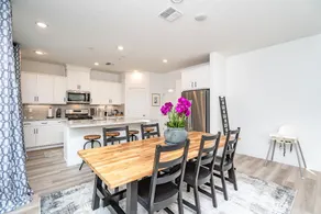 Cozy 4BR/3 BATH | 1st Floor Suite | Near Roseville - Image 2