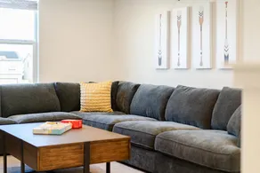 Cozy 4BR/3 BATH | 1st Floor Suite | Near Roseville - Image 5