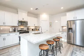 Cozy 4BR/3 BATH | 1st Floor Suite | Near Roseville - Image 3