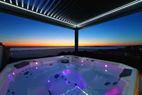 Apartment Cape 4+2, sea view: courtyard & jacuzzi - Image 4