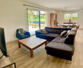 Air-conditioned 3-bedroom house with private pool - Image 3