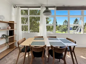 Serviced Luxury Condo, Parkside, moments to metro with parking - Image 5