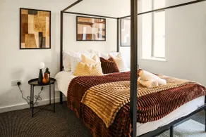 City Centre 1BR | Walk To Transport & Dining - Image 3