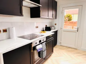 Modern 2BR Apartment Free Parking Sleeps 6 - Image 5
