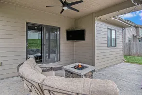 Spacious Retreat in West Omaha 2 King 3 Queen Beds - Image 4