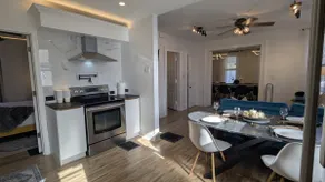 New & Stylish 2 King Bed Apartment w/ Grand Dining - Image 2