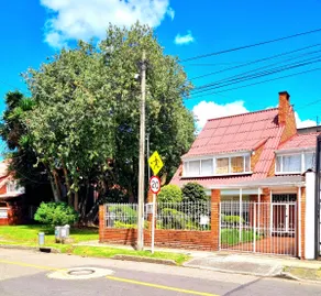 Spacious house in the heart of northern Bogotá - Image 2