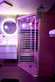 The Romance Room - Jacuzzi | Cinema | Sauna - Image 4