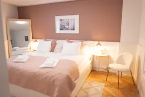Rose Suite · Elegant 3-SZ Home with Rosé Design - Image 3
