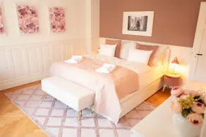 Rose Suite · Elegant 3-SZ Home with Rosé Design - Image 2