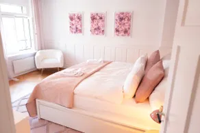 Rose Suite · Elegant 3-SZ Home with Rosé Design - Image 4