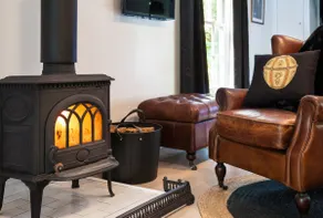 Romantic Escape at Pet-friendly Leddicott Cottage - Image 2