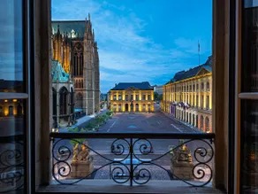 Royal Apartment with Cathedral View - Image 4