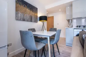 Central 2BR Apt Basingstoke Near Shops & Transport - Image 3