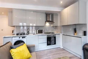 Central 2BR Apt Basingstoke Near Shops & Transport - Image 2