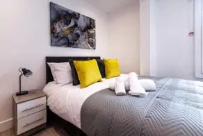 Central 2BR Apt Basingstoke Near Shops & Transport - Image 4
