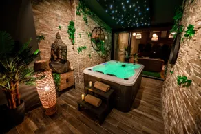 Prestige Suite / Luxury Rooftop Hot Tub - Image 4