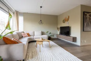 Large family home on the waterfront! - Image 2