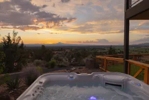 Luxe 4BR/3BA • Smith Rock, 9 Peaks, Hot Tub, 10 Ac - Image 3