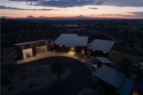 Luxe 4BR/3BA • Smith Rock, 9 Peaks, Hot Tub, 10 Ac - Image 5