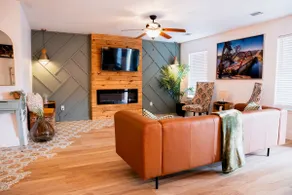 Stylish w/pool table 2 min COTA 5 min from TESLA - Image 3