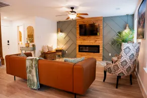 Stylish w/pool table 2 min COTA 5 min from TESLA - Image 5