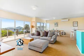 Tranquil Beach Retreat 2 Living Areas Sleeps 9 - Image 2